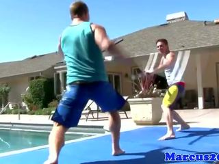 Gay otot atlet sword pertempuran oleh yang kolam
