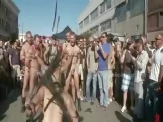 Offentlig plaza med avskalade män prepared för vild coarse violent bög grupp kön video-