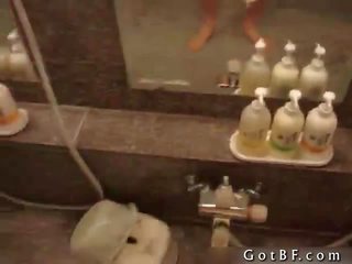 Amateur masturbation autoportrait en salle de bain